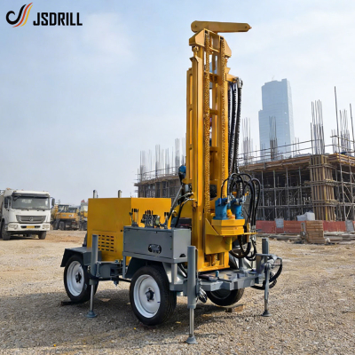Tampak depan anjungan pengeboran sepanjang 300 meter dengan tiang yang kokoh.