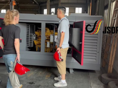 Clientes estrangeiros visitam a fábrica de compressores de ar