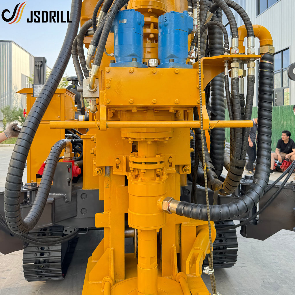 Vue arrière d'une foreuse télécommandée sur chenilles montrant le contrepoids et le châssis