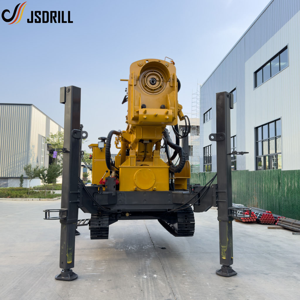 Vue de face de l'appareil de forage radiocommandé avec stabilisateurs